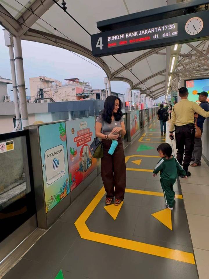 keluarga Dea Ananda naik MRT