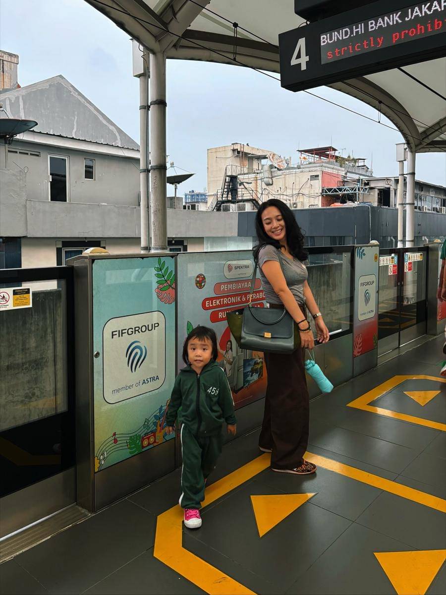 keluarga Dea Ananda naik MRT