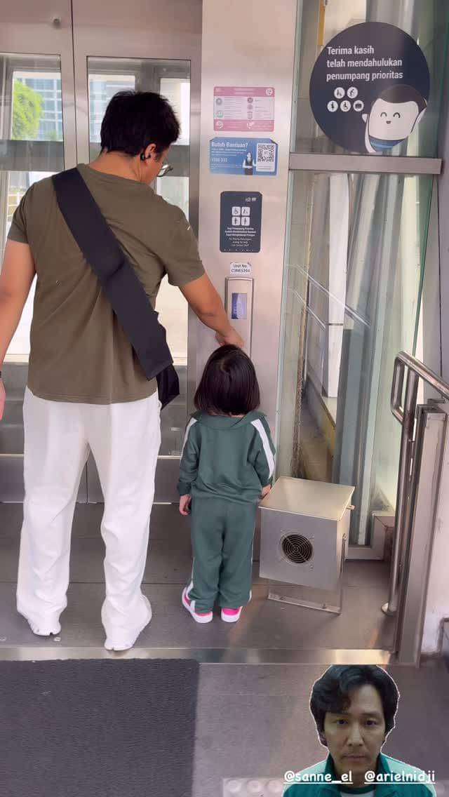 keluarga Dea Ananda naik MRT