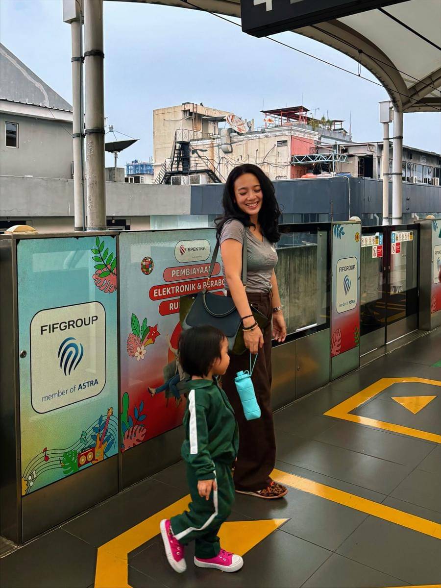 keluarga Dea Ananda naik MRT