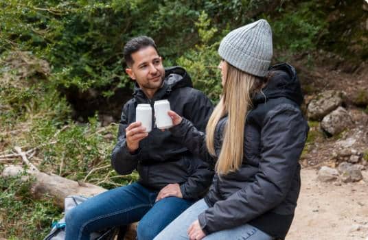 ilustrasi ngobrol dengan teman