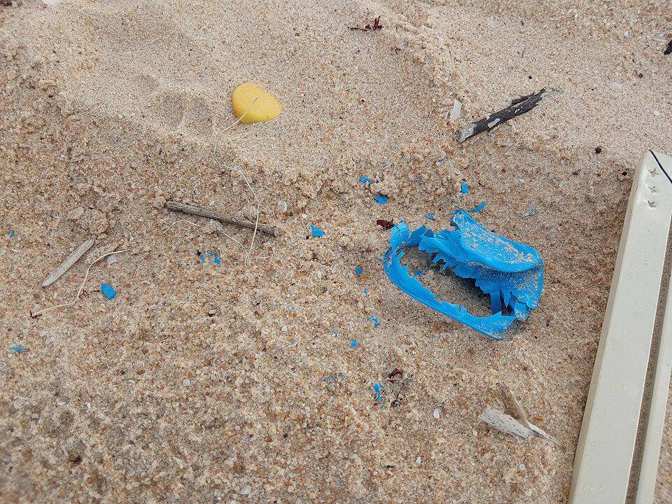 plastik dan mikroplastik yang mencemari lingkungan
