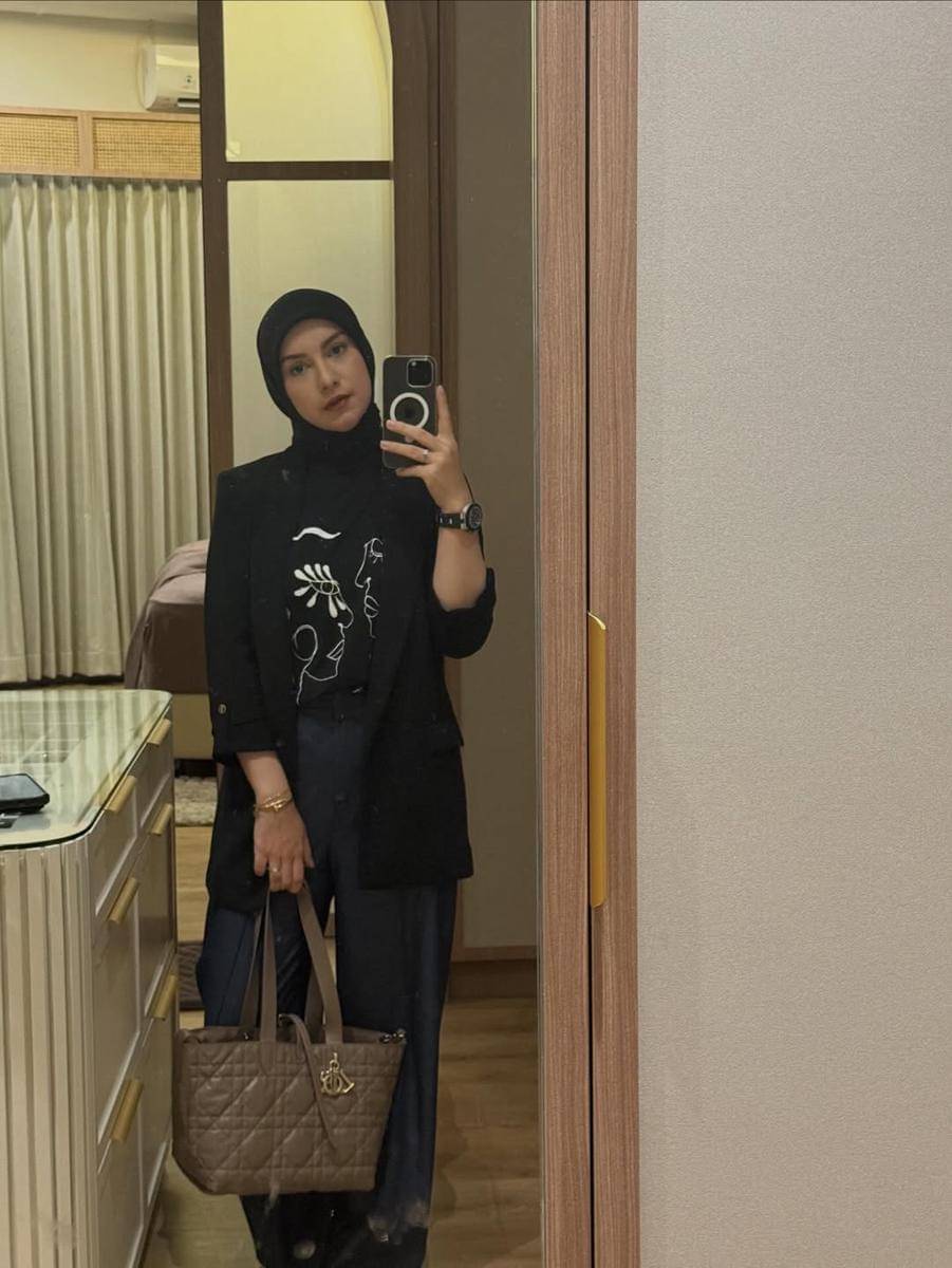 inspirasi outfit ngantor ala Irish Bella 