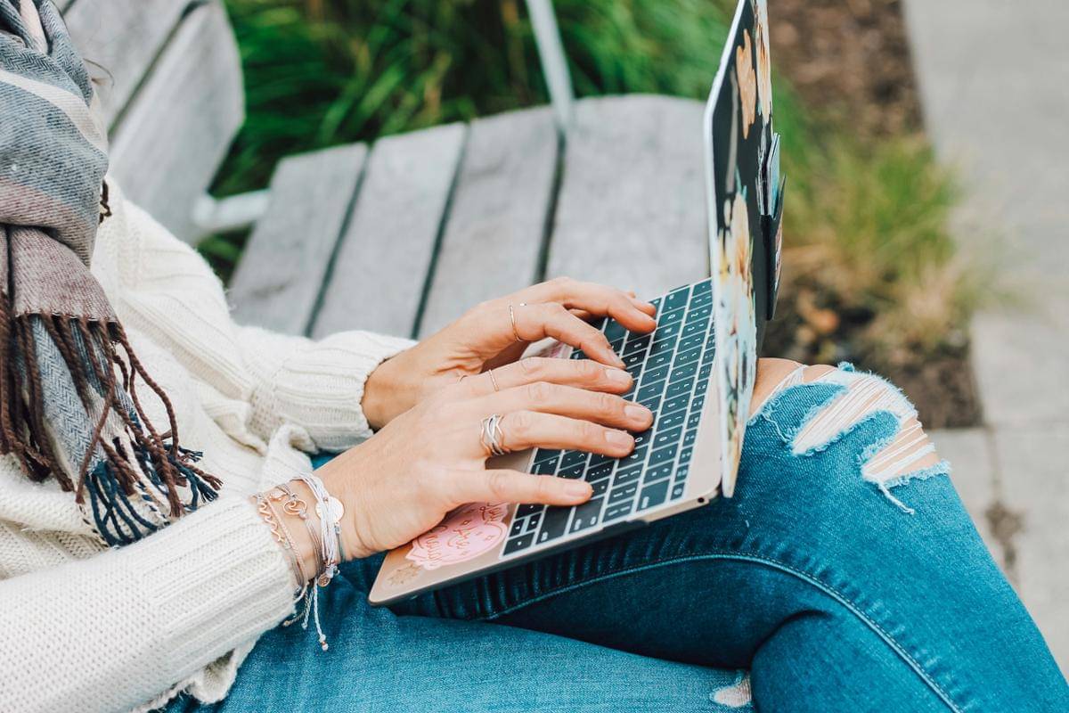 ilustrasi cek review secara online (unsplash.com/Shayna Douglas)