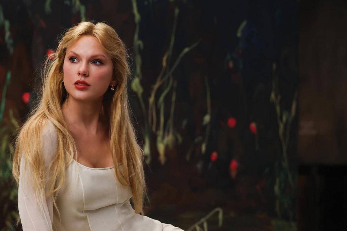 Taylor Swift di salah satu varian kover album The Life of a Showgirl 