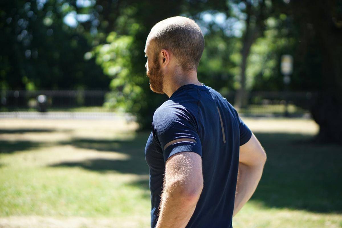 Seorang laki-laki melakukan shoulder rotation.