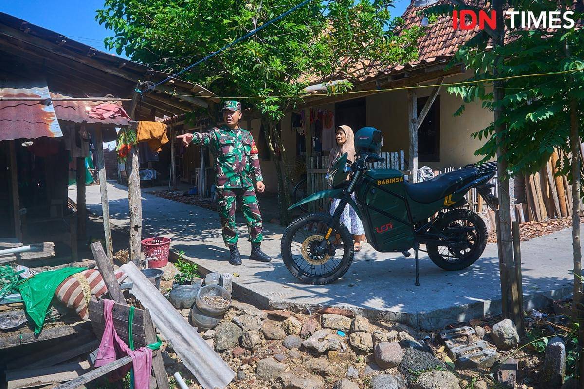 Babinsa Kodim 0716/Demak, Serda Samsul Ma’arif (kiri) berbincang dengan warga saat kegiatan sambang desa di wilayah Koramil 12/Mranggen, Demak, Jawa Tengah, Selasa (14/10/2025). (IDN Times/Dhana Kencana)