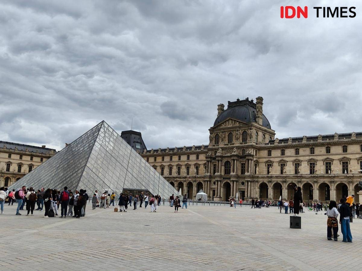 Potret Museum Louvre