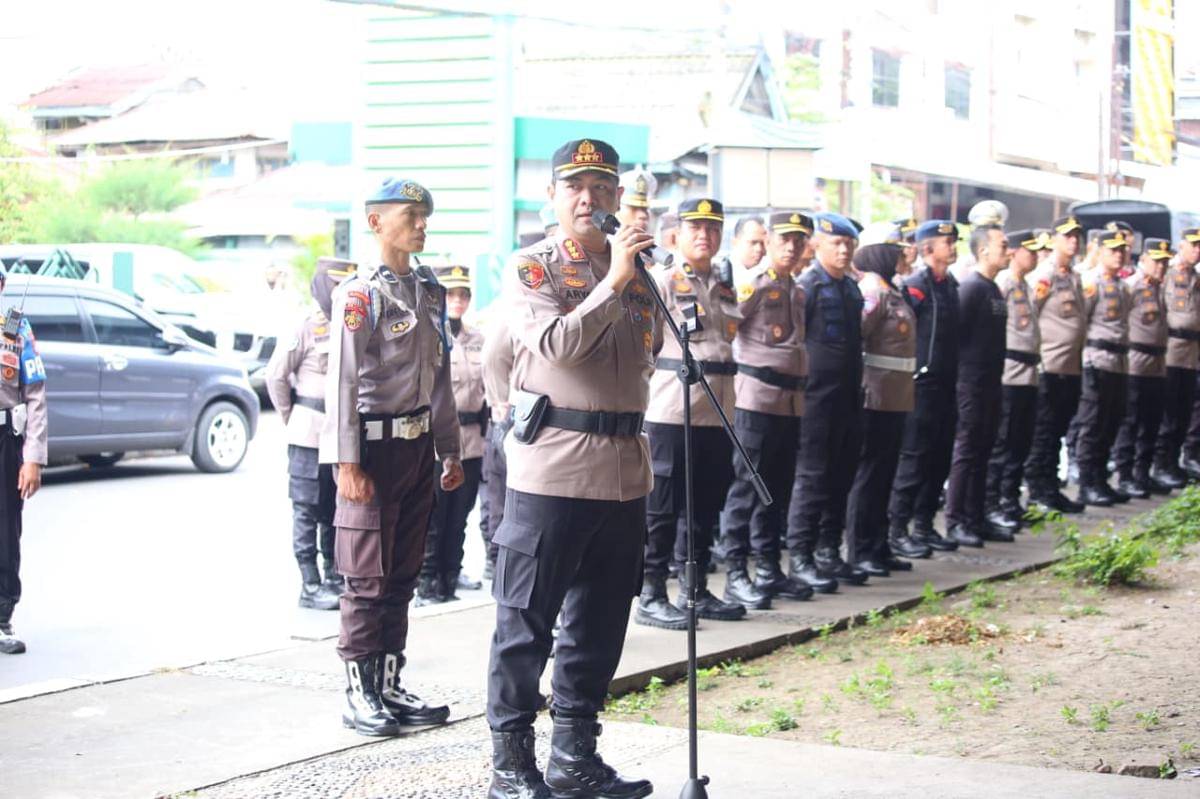 Kapolrestabes Makassar Kombes Arya Perdana pimpin apel kesiapan pengamanan aksi unjuk rasa, Senin (20/10/2025). (Dok. Istimewa)