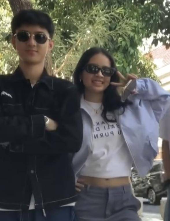 Rafly dan Katyana Lakukan Outfit Check Saat Promosi Film