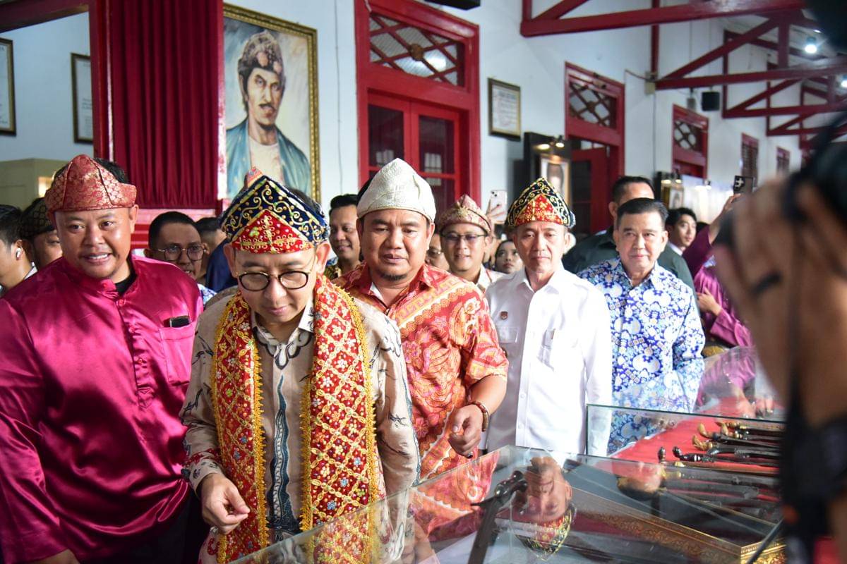 Menteri Kebudayaan Fadli Zon saat berkunjung ke Museum SMB II Palembang (Dok. Kominfo Palembang)