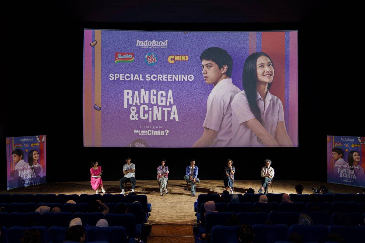 Para Pemain dan Filmmaker dalam Screening Film “Rangga & Cinta”.jpg