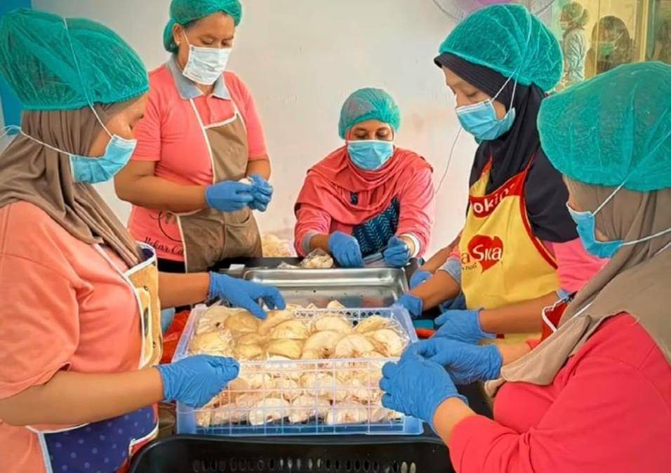 Dinas Penanaman Modal dan Pelayanan Terpadu Satu Pintu (DPMPTSP) bersama Dinas Kesehatan (Dinkes), Pemkot Bontang melakukan monitoring perizinan Surat Laik Higiene Sanitasi (SLHS) dan sertifikat kesehatan di Sentra Pangan dan Produk Gizi (SPPG) yang menjadi pusat produksi makanan MBG. 