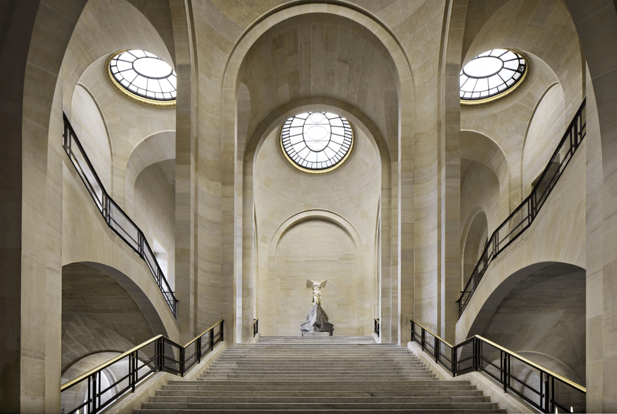 Potret The Winged Victory of Samothrace di Museum Louvre, Paris, Prancis