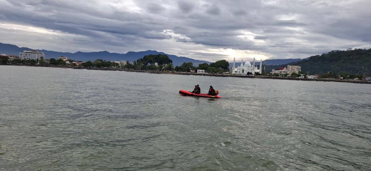 Tim Basarnas Padang melakukan pencarian korban yang hanyut di Pantai Padang (Foto: Basarnas Padang)