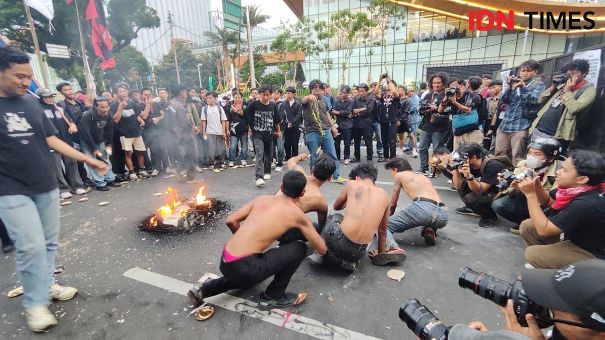 Aksi teaterikal saat demo 1 tahun Prabowo-Gibran