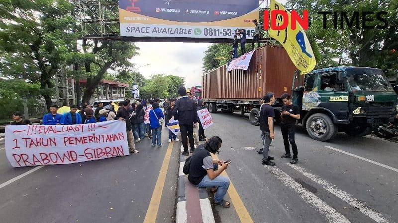 Pergerakan Mahasiswa Islam Indonesia (PMII) Komisariat Universitas Islam Negeri (UIN) Makassar cabang Gowa saat aksi soroti setahun pemerintah Prabowo - Gibran di Jl Sultan Alauddin Makassar, Senin (20/10/2025) / Foto : Darsil Yahya