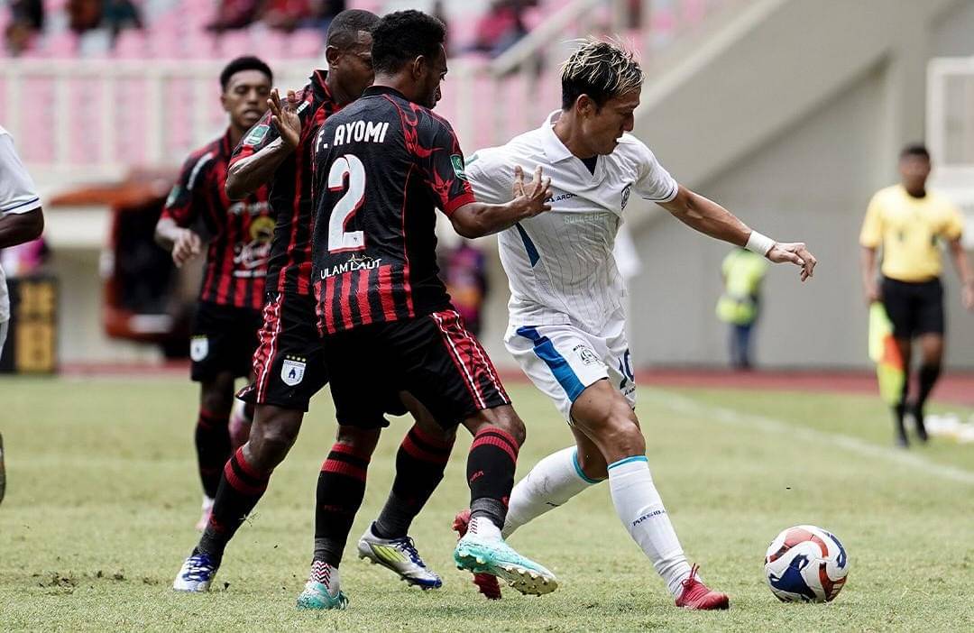 Striker Persiba, Takumu Nishihara (jersey putih) tak mampu berbuat banyak.
