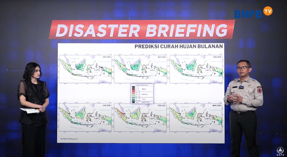 Kepala Pusat Data, Informasi dan Komunikasi Abdul Muhari dalam siaran langsung Disaster Briefing di kanal YouTube BNPB, Senin (20/10/2025). (Dok. Youtube.com/BNPB Indonesia)