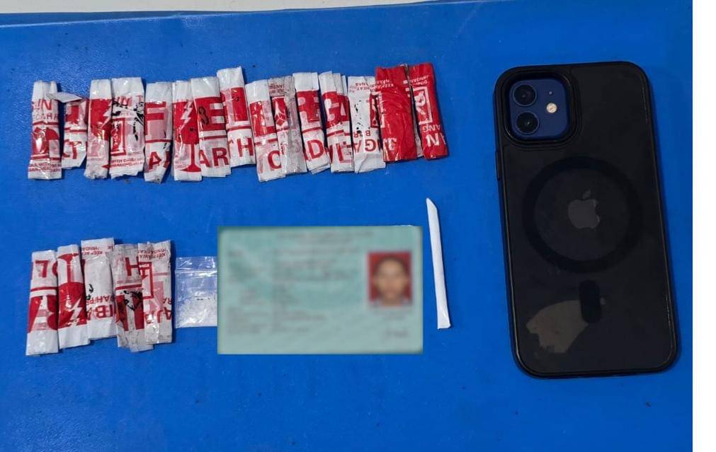 Biru-dan-Kuning-Minimalis-Kartu-Tanda-Pengenal-ID-Card.zip-2.jpg