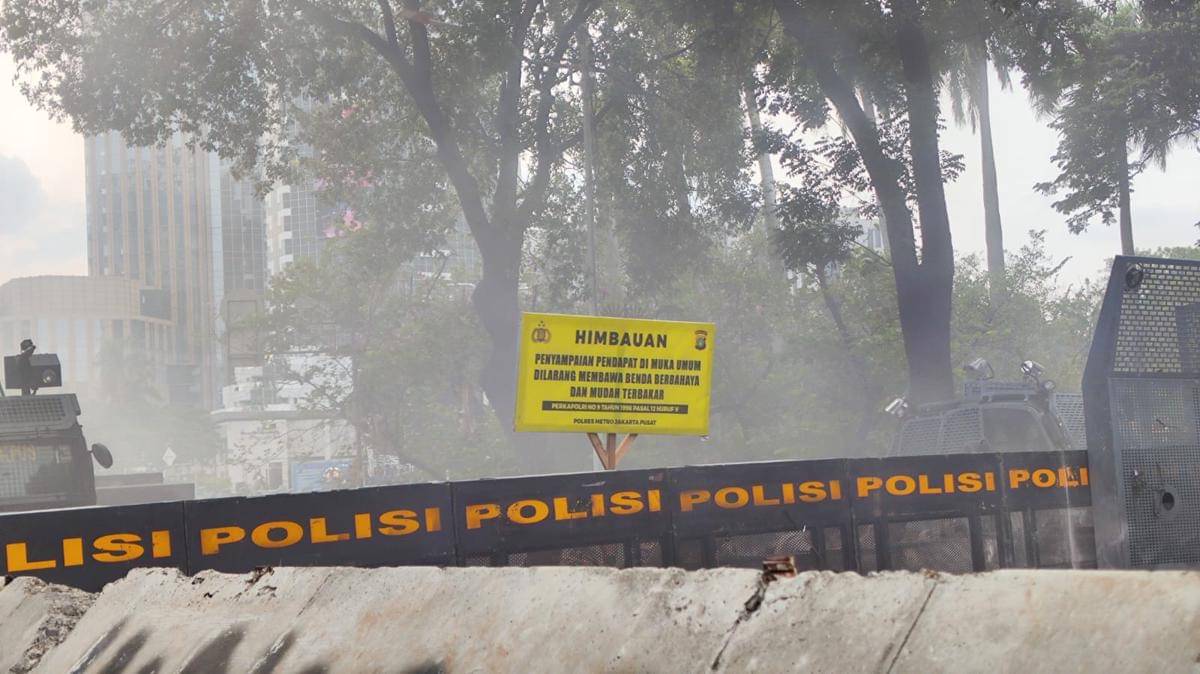 Aksi demo setahun Prabowo-Gibran di kawasan Monas, Jakarta Pusat, Senin (20/10/2025) sore. (IDN Times/Yosafat Diva Bayu Wisesa)