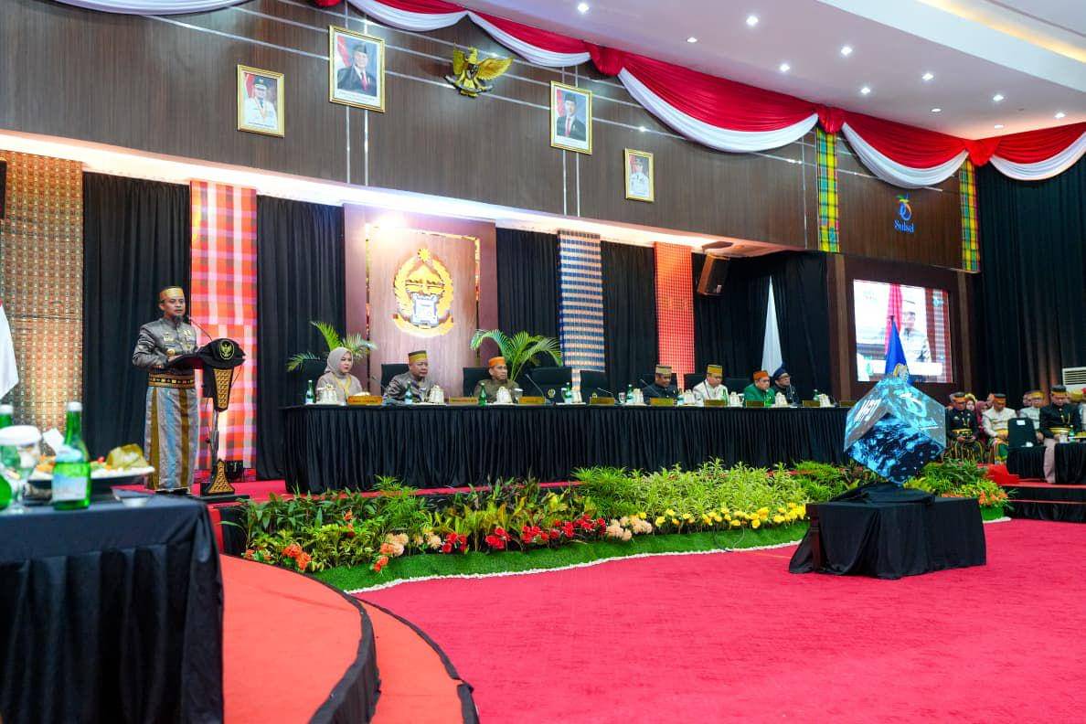 Gubernur Sulsel Andi Sudirman Sulaiman pada rapat paripurna DPRD peringatan 356 tahun Sulawesi Selatan di Ruang Pola, Kantor Gubernur Sulsel, Jalan Urip Sumoharjo, Kota Makassar, Minggu (19/10/2025). (Dok. Istimewa)