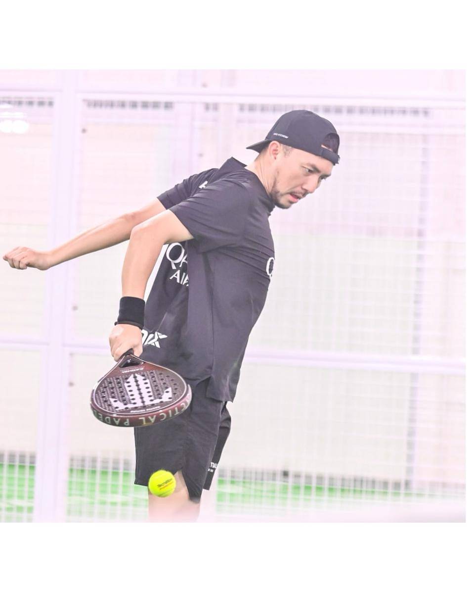 potret Omesh main padel