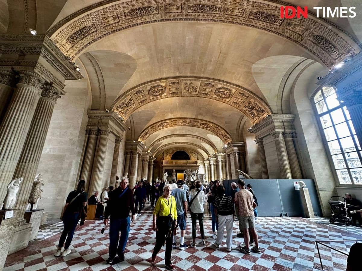 Potret pengunjung di Museum Louvre