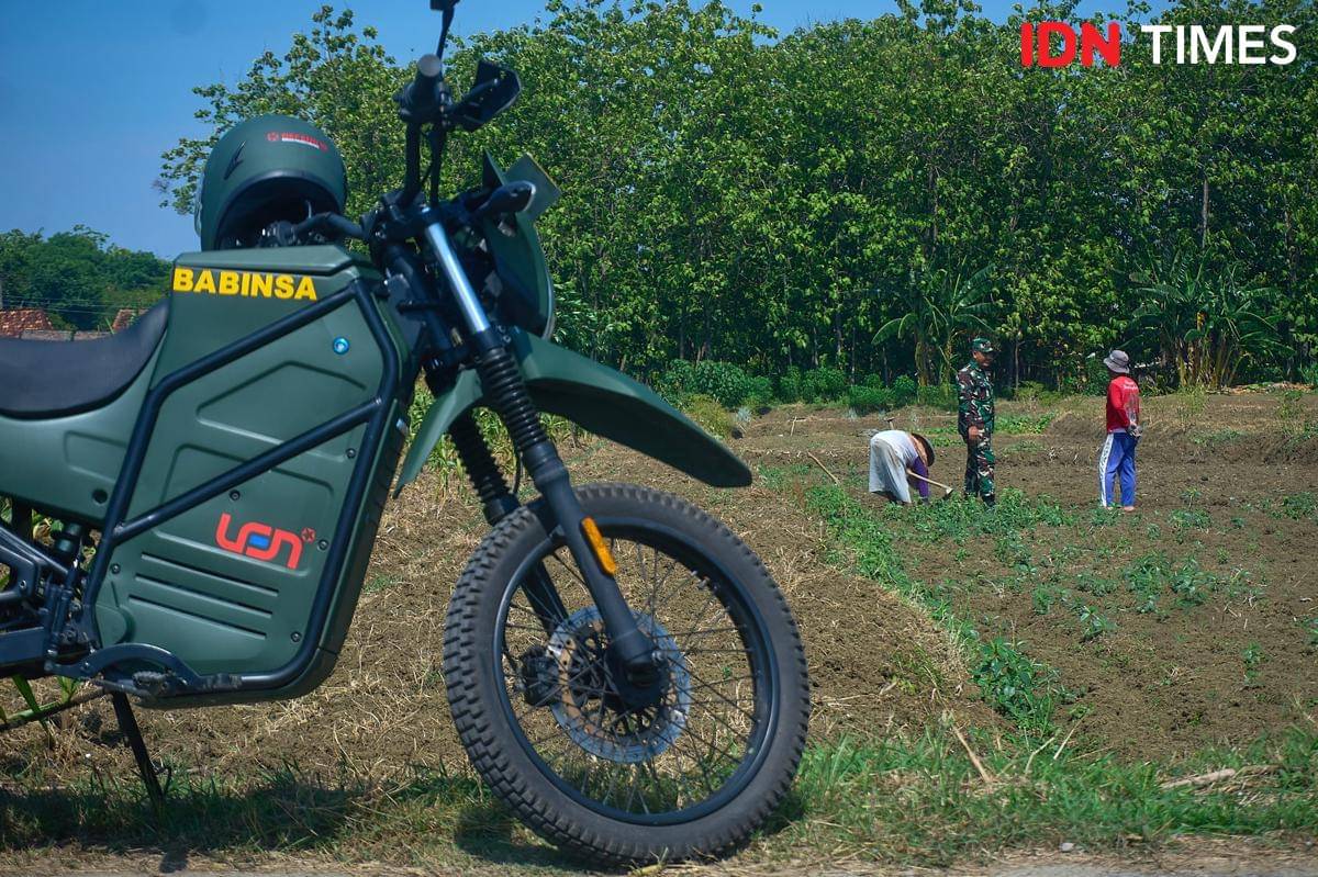 Babinsa Kodim 0716/Demak, Serda Samsul Ma’arif (kedua kanan) berbincang dengan warga saat kegiatan sambang desa di wilayah Koramil 12/Mranggen, Demak, Jawa Tengah, Selasa (14/10/2025). (IDN Times/Dhana Kencana)