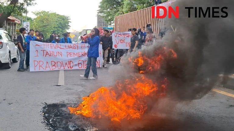 Pergerakan Mahasiswa Islam Indonesia (PMII) Komisariat Universitas Islam Negeri (UIN) Makassar cabang Gowa saat aksi soroti setahun pemerintah Prabowo - Gibran di Jl Sultan Alauddin Makassar, Senin (20/10/2025) / Foto : Darsil Yahya 