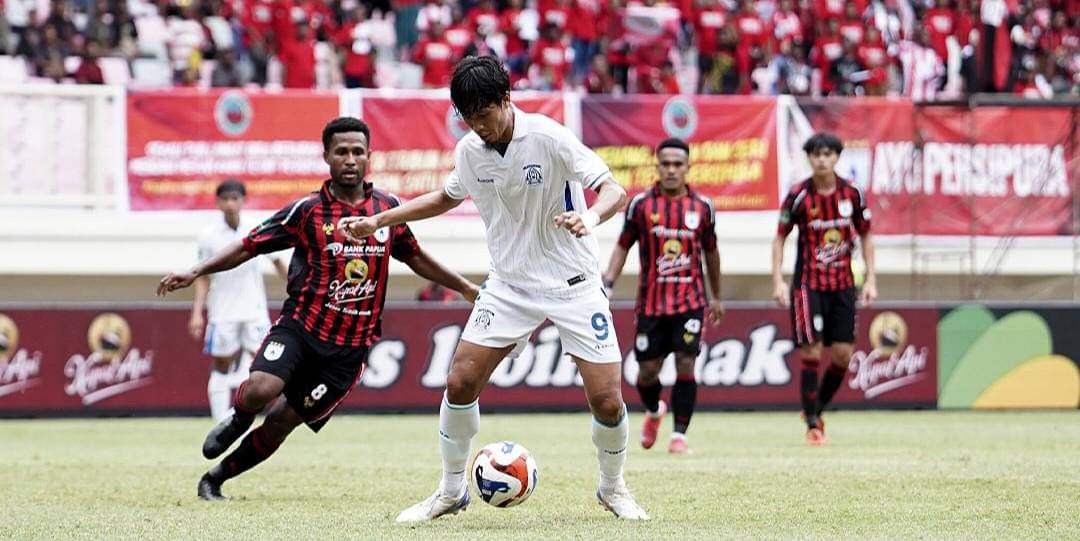 Persiba (jersey putih) harus mengakui keunggulan tuan rumah Persipura.