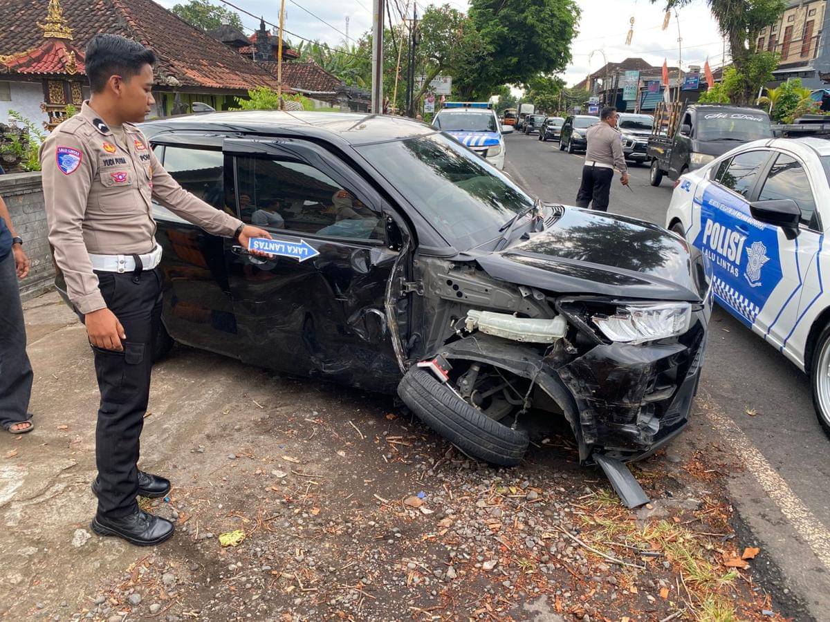 Kecelakaan beruntun melibatkan tiga kendaraan terjadi di jalur utama Denpasar-Gilimanuk, Jembrana, Senin siang (20/10/2025).