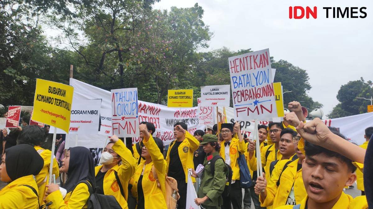 Penyebutan 8 Tuntutan BEM UI bertajuk Asta Cita Rakyat dalam demo setahun Prabowo-Gribran. (IDN Times/Yosafat Diva Bayu Wisesa)