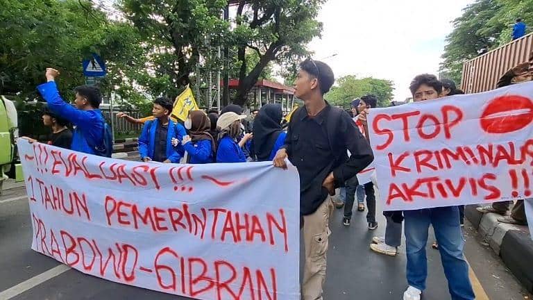 Pergerakan Mahasiswa Islam Indonesia (PMII) Komisariat Universitas Islam Negeri (UIN) Makassar cabang Gowa saat aksi soroti setahun pemerintah Prabowo - Gibran di Jl Sultan Alauddin Makassar, Senin (20/10/2025) / Foto : Darsil Yahya 
