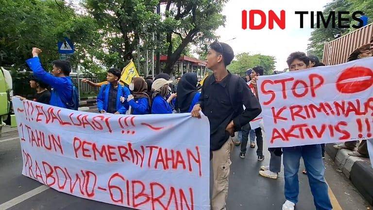Pergerakan Mahasiswa Islam Indonesia (PMII) Komisariat Universitas Islam Negeri (UIN) Makassar cabang Gowa saat aksi soroti setahun pemerintah Prabowo - Gibran di Jl Sultan Alauddin Makassar, Senin (20/10/2025) / Foto : Darsil Yahya