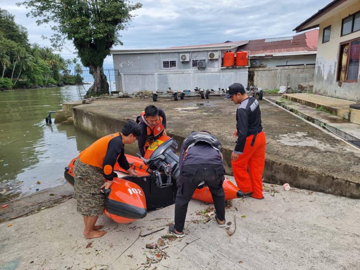 Tim Basarnas Padang melakukan pencarian remaja yang hanyut di Pantai Padang (Foto: Basarnas Padang)