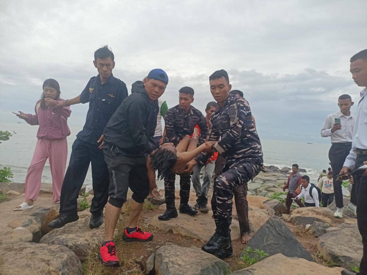 Tim gabungan mengevakuasi korban setelah ditemukan (Foto: Basarnas Padang)