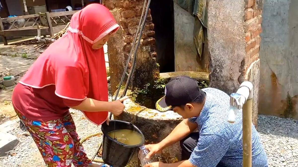Warga menunjukkan kondisi air sumur miliknya. IDN Times/Bramanta Pamungkas