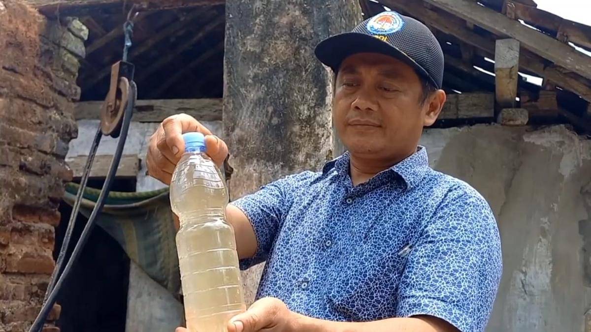 Warga menunjukkan kondisi air sumur miliknya. IDN Times/Bramanta Pamungkas