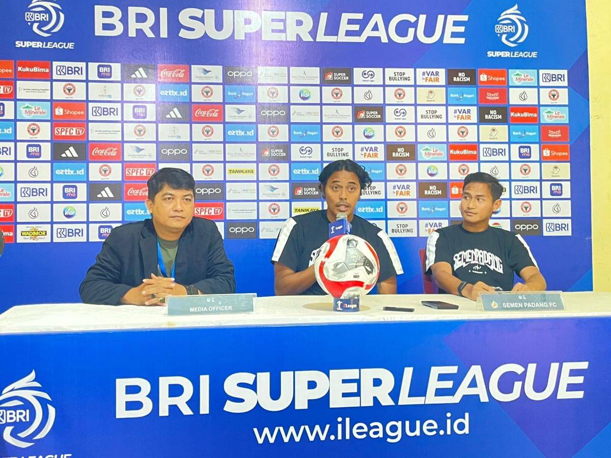 Karateker pelatih Semen Padang FC, FX Yanuar saat mengikuti konferensi pers sebelum pertandingan (Foto: IDN Times/Halbert Caniago)