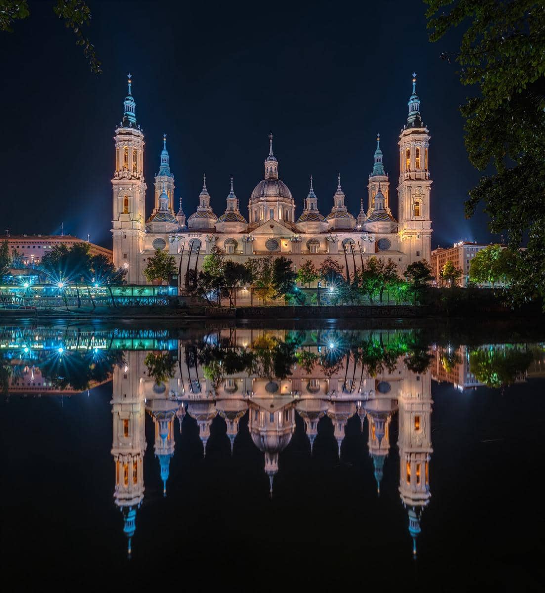 Basilika St. Maria dari Pilar di waktu malam