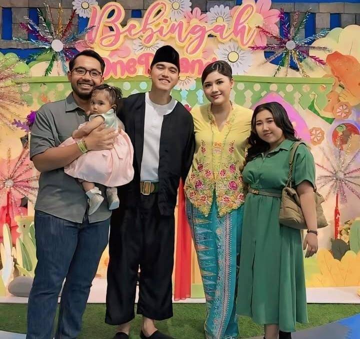 potret Kiky Saputri dan keluarga di ultah pertama Bebingah