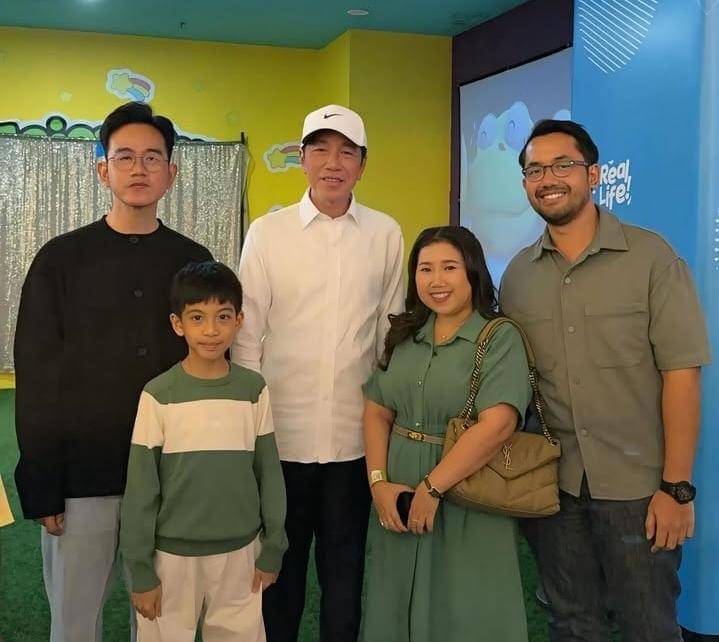 potret Kiky Saputri dan keluarga di ultah pertama Bebingah