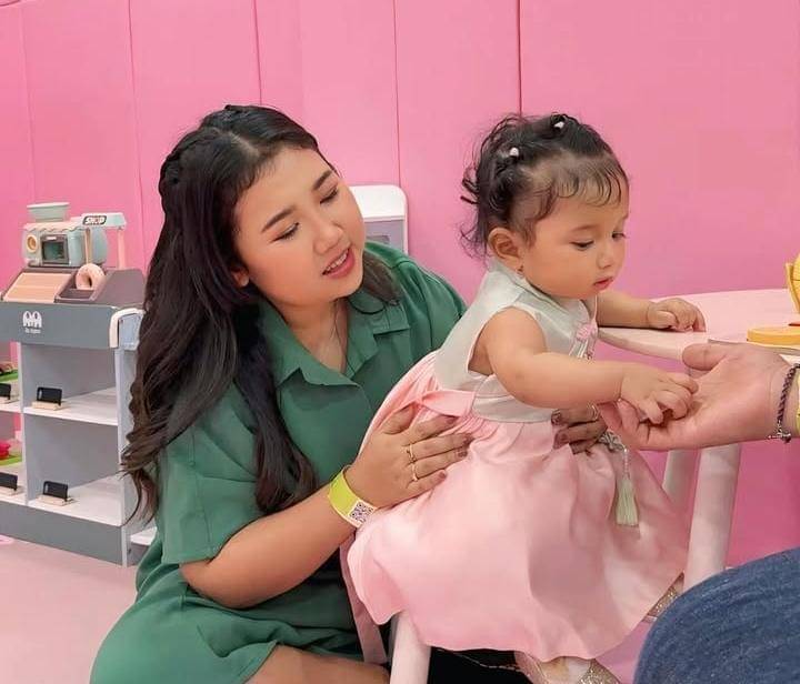 potret Kiky Saputri dan keluarga di ultah pertama Bebingah