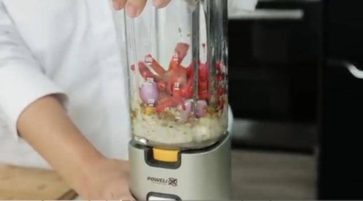 ilustrasi menghaluskan bumbu dengan blender