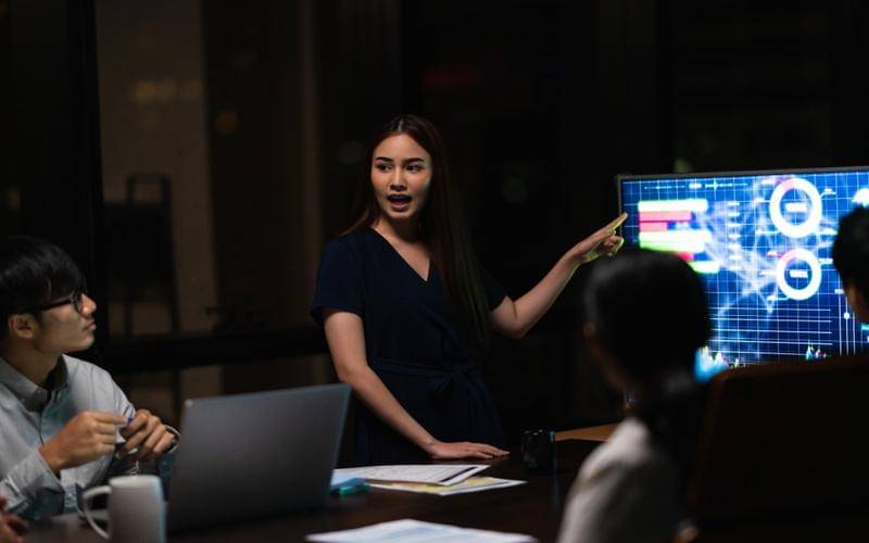ilustrasi seseorang bekerja sebagai AI Marketing Specialist