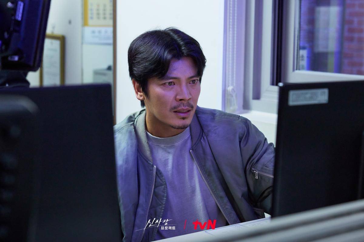 potret Kim Sung Oh di still cuts drama Shin's Project.