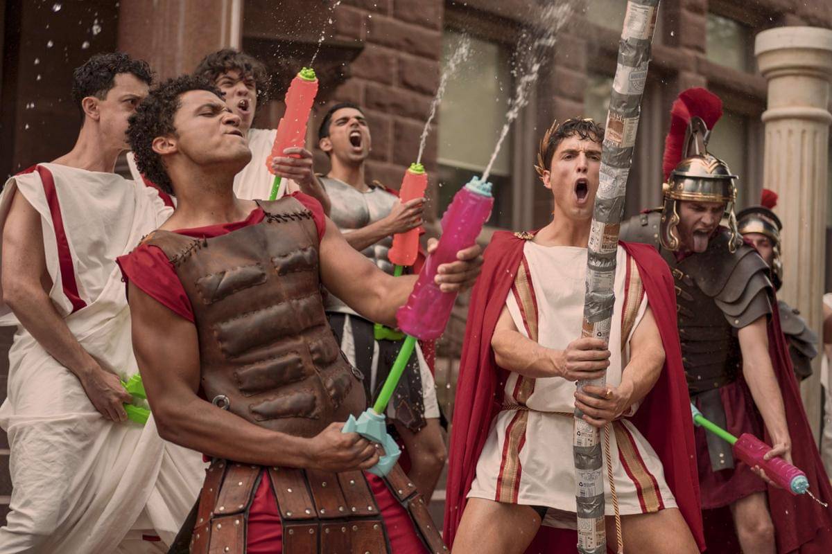 adegan dalam serial Overcompensating.