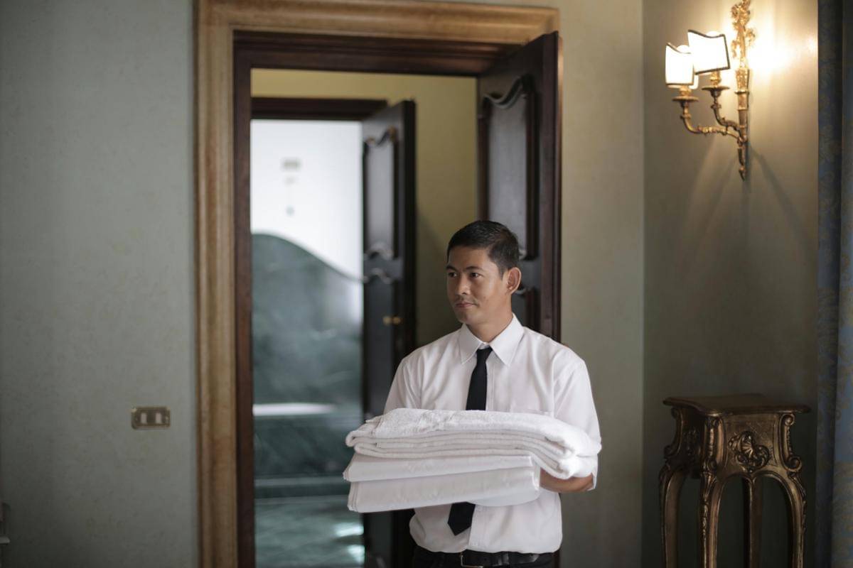 Ilustrasi membawa handuk ekstra di kamar hotel