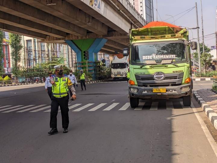 Ilustrasi truk tanah di Kota Tangerang 
